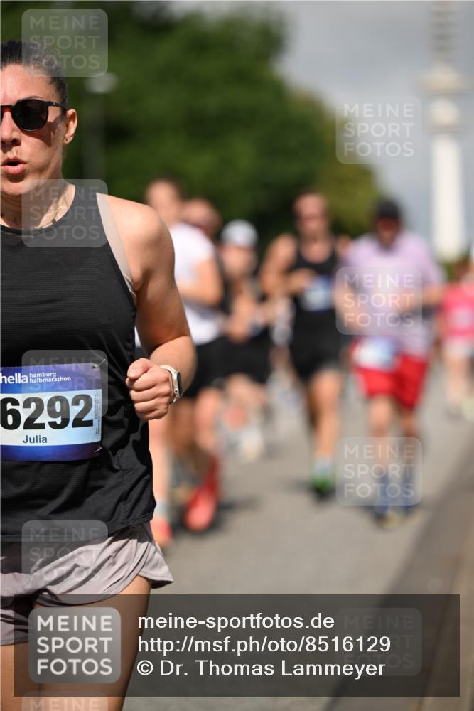 29.06.2025 - hella hamburg halbmarathon Dr. Thomas Lammeyer http://msf.ph/oto/8516129 29.06.2025 10:03:14 Kennedybrücke 1319, 1366, 1506, 1715, 1719, 1914, 2630, 2741, 2911, 4120, 4426, 4467, 4837, 4839, 5391, 5457, 5458, 5465, 5866, 6390, 6416, 6585, 7129, 7130, 7395, 7833, 7864, 8154, 8509, 8542, 8652, 8772, 9142, 9655, 9884, 9903, 9922, 10266, 10488, 10519, 11039, 11041, 11068 meine-sportfotos.de