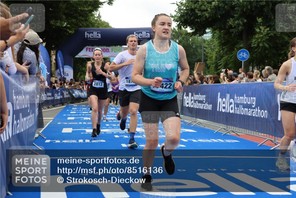 29.06.2025 - hella hamburg halbmarathon Strokosch-Dieckow http://msf.ph/oto/8516136 29.06.2025 11:19:29 Ziel 1958, 2812, 3202, 3450, 5995, 7069, 7097, 7739, 9169, 9676, 10037, 10124, 10125, 10129, 10585, 10787, 12703, 13002, 13365, 13594, 14223, 14425, 14809, 15283, 15388, 15637, 17162, 17422, 17454, 18305, 18777 meine-sportfotos.de