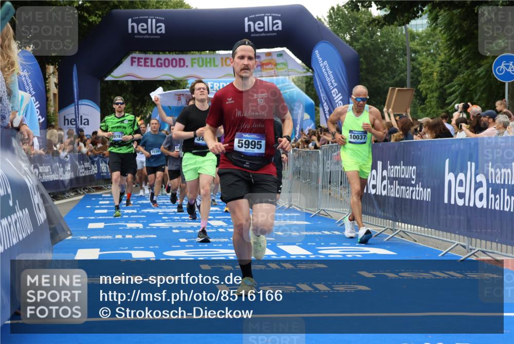 29.06.2025 - hella hamburg halbmarathon Strokosch-Dieckow http://msf.ph/oto/8516166 29.06.2025 11:19:33 Ziel 2812, 3450, 4554, 5995, 7069, 7739, 9169, 10037, 10124, 10129, 10502, 10787, 11256, 12703, 13192, 13365, 13594, 13963, 14157, 14247, 14420, 15283, 15388, 15637, 17058, 17422, 17454, 18777 meine-sportfotos.de
