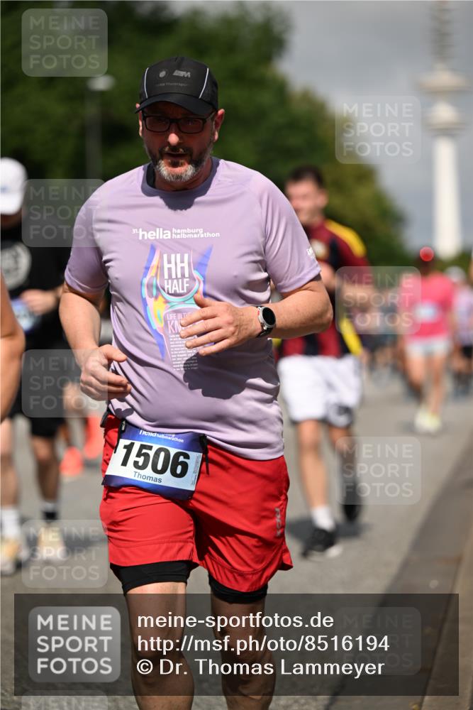 29.06.2025 - hella hamburg halbmarathon Dr. Thomas Lammeyer http://msf.ph/oto/8516194 29.06.2025 10:03:17 Kennedybrücke 1319, 1366, 1506, 1595, 1715, 1719, 1914, 2282, 2630, 2741, 2911, 4120, 4426, 4467, 4837, 4839, 5277, 5299, 5391, 5457, 5458, 5465, 5866, 6416, 6585, 7033, 7037, 7129, 7130, 7395, 7833, 7864, 8509, 8542, 8652, 8929, 9142, 9655, 9884, 9903, 9922, 10020, 10266, 10488, 10518, 10519, 11039, 11041, 11068 meine-sportfotos.de