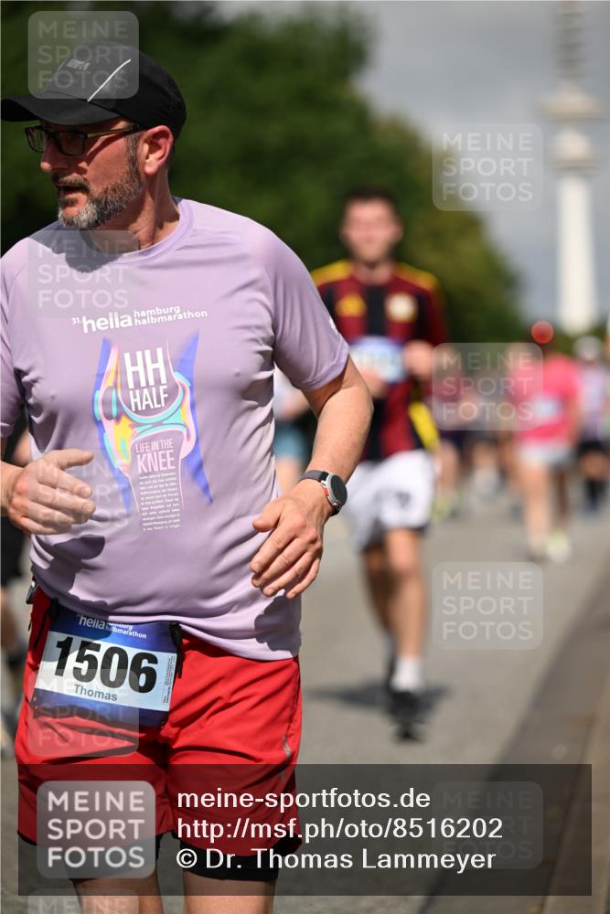 29.06.2025 - hella hamburg halbmarathon Dr. Thomas Lammeyer http://msf.ph/oto/8516202 29.06.2025 10:03:17 Kennedybrücke 1319, 1366, 1506, 1595, 1715, 1719, 1914, 2282, 2630, 2741, 2911, 4120, 4426, 4467, 4837, 4839, 5277, 5299, 5391, 5457, 5458, 5465, 5866, 6416, 6585, 7033, 7037, 7129, 7130, 7395, 7833, 7864, 8509, 8542, 8652, 8929, 9142, 9655, 9884, 9903, 9922, 10020, 10266, 10488, 10518, 10519, 11039, 11041, 11068 meine-sportfotos.de