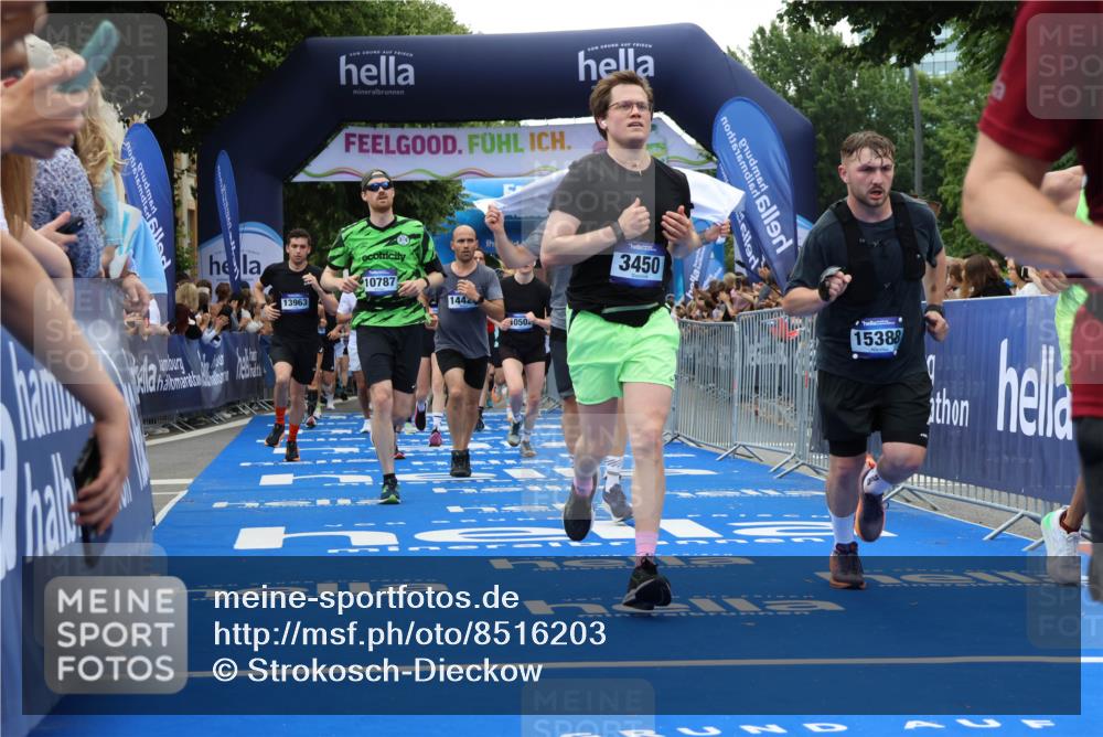 29.06.2025 - hella hamburg halbmarathon Strokosch-Dieckow http://msf.ph/oto/8516203 29.06.2025 11:19:34 Ziel 2812, 3389, 3450, 4554, 5995, 7069, 7739, 9169, 9735, 10037, 10124, 10129, 10502, 10787, 11256, 12703, 13192, 13365, 13594, 13963, 14157, 14247, 14420, 15283, 15381, 15388, 15637, 17058, 17208, 17422, 18777 meine-sportfotos.de