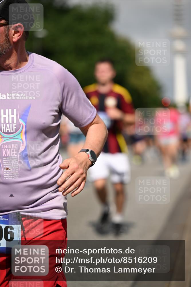 29.06.2025 - hella hamburg halbmarathon Dr. Thomas Lammeyer http://msf.ph/oto/8516209 29.06.2025 10:03:17 Kennedybrücke 1319, 1366, 1506, 1595, 1715, 1719, 1914, 2282, 2630, 2741, 2911, 4120, 4426, 4467, 4837, 4839, 5277, 5299, 5391, 5457, 5458, 5465, 5866, 6416, 6585, 7033, 7037, 7129, 7130, 7395, 7833, 7864, 8509, 8542, 8652, 8929, 9142, 9655, 9884, 9903, 9922, 10020, 10266, 10488, 10518, 10519, 11039, 11041, 11068 meine-sportfotos.de