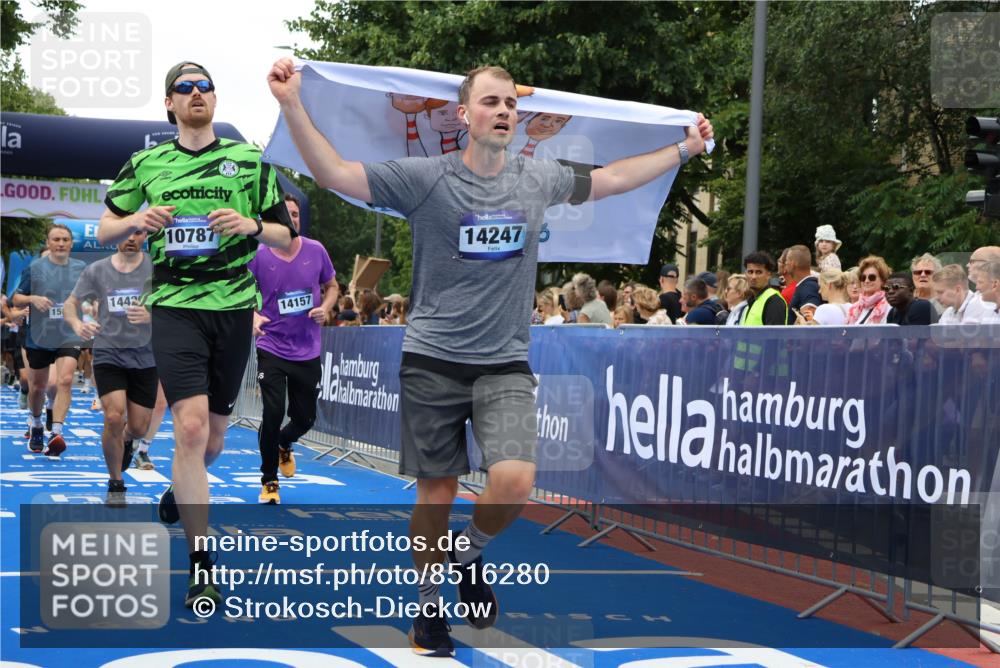29.06.2025 - hella hamburg halbmarathon Strokosch-Dieckow http://msf.ph/oto/8516280 29.06.2025 11:19:36 Ziel 1250, 2812, 3389, 3450, 3606, 4554, 5995, 7069, 9735, 10037, 10502, 10787, 11100, 11256, 12619, 12621, 12703, 13192, 13365, 13594, 13963, 14157, 14247, 14420, 15381, 15388, 15637, 17058, 17166, 17208, 17422, 18777 meine-sportfotos.de