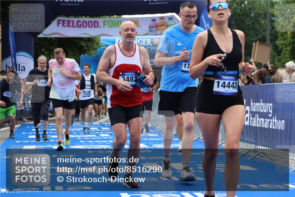 29.06.2025 - hella hamburg halbmarathon Strokosch-Dieckow http://msf.ph/oto/8516290 29.06.2025 11:21:50 Ziel 1598, 1708, 2063, 2436, 3108, 3172, 3482, 3946, 6194, 6214, 8462, 9196, 10874, 13093, 13204, 13567, 14442, 16164, 17994, 18114, 18423, 18784 meine-sportfotos.de