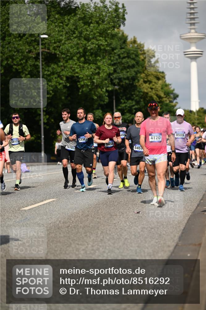 29.06.2025 - hella hamburg halbmarathon Dr. Thomas Lammeyer http://msf.ph/oto/8516292 29.06.2025 10:03:20 Kennedybrücke 1319, 1366, 1506, 1595, 1715, 1719, 1914, 2282, 2364, 2391, 2432, 2630, 2741, 2911, 4120, 4426, 4467, 4837, 5277, 5299, 5391, 5457, 5458, 5465, 5866, 6416, 7033, 7037, 7129, 7130, 7395, 7833, 8509, 8542, 8652, 8929, 9142, 9488, 9655, 9903, 9907, 9922, 10020, 10266, 10518, 10519, 11039, 11041, 11068 meine-sportfotos.de