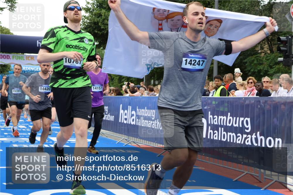 29.06.2025 - hella hamburg halbmarathon Strokosch-Dieckow http://msf.ph/oto/8516313 29.06.2025 11:19:37 Ziel 1250, 2775, 2812, 3389, 3450, 3606, 4554, 5995, 7069, 7198, 9664, 9735, 10037, 10502, 10787, 10857, 11100, 11256, 12619, 12621, 12703, 13192, 13594, 13963, 14157, 14247, 14420, 15381, 15388, 15637, 17058, 17166, 17208, 17422, 18777 meine-sportfotos.de