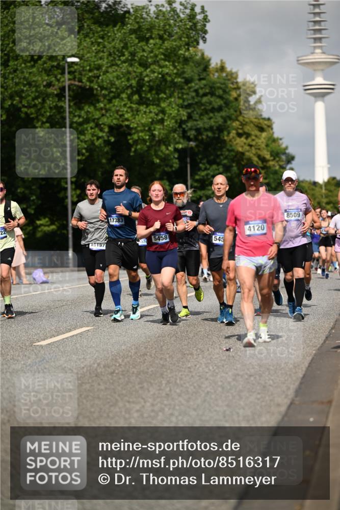 29.06.2025 - hella hamburg halbmarathon Dr. Thomas Lammeyer http://msf.ph/oto/8516317 29.06.2025 10:03:21 Kennedybrücke 1319, 1366, 1506, 1595, 1715, 1719, 1914, 2282, 2364, 2391, 2432, 2630, 2741, 2911, 4120, 4426, 4467, 4837, 5277, 5299, 5391, 5457, 5458, 5465, 5866, 6416, 7033, 7037, 7129, 7130, 7395, 7833, 8509, 8542, 8652, 8929, 9142, 9488, 9655, 9903, 9907, 9922, 10020, 10518, 10519, 11039, 11041, 11068 meine-sportfotos.de