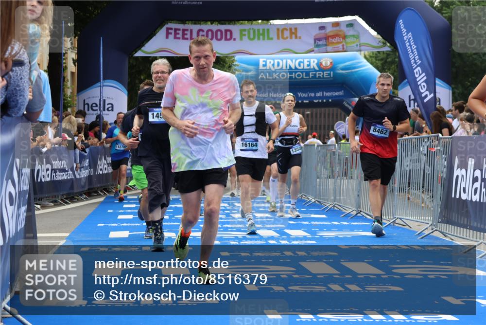 29.06.2025 - hella hamburg halbmarathon Strokosch-Dieckow http://msf.ph/oto/8516379 29.06.2025 11:21:52 Ziel 1450, 1708, 2063, 2436, 3108, 3482, 3946, 6194, 8462, 8940, 9196, 10874, 13204, 13508, 13567, 14017, 14442, 16164, 16864, 17994, 18114, 18423, 18784 meine-sportfotos.de