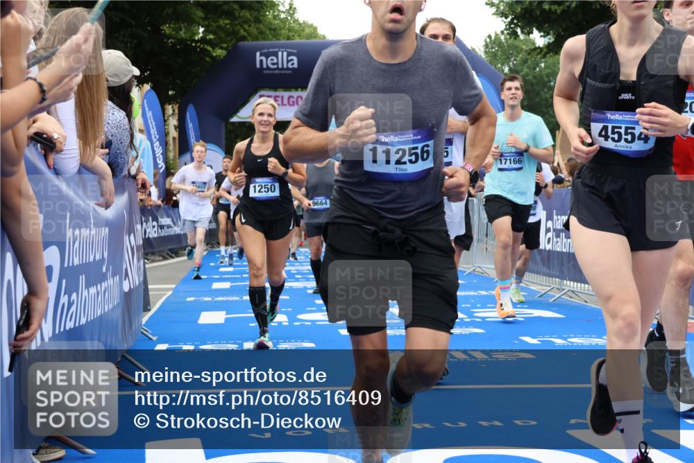 29.06.2025 - hella hamburg halbmarathon Strokosch-Dieckow http://msf.ph/oto/8516409 29.06.2025 11:19:40 Ziel 1250, 2383, 2775, 3389, 3450, 3453, 3606, 4554, 4722, 5878, 5995, 6796, 6797, 7198, 8067, 9222, 9326, 9428, 9664, 9735, 10037, 10502, 10677, 10787, 10857, 11100, 11256, 12619, 12621, 13192, 13594, 13963, 14157, 14247, 14420, 15020, 15381, 15388, 17058, 17123, 17166, 17208 meine-sportfotos.de