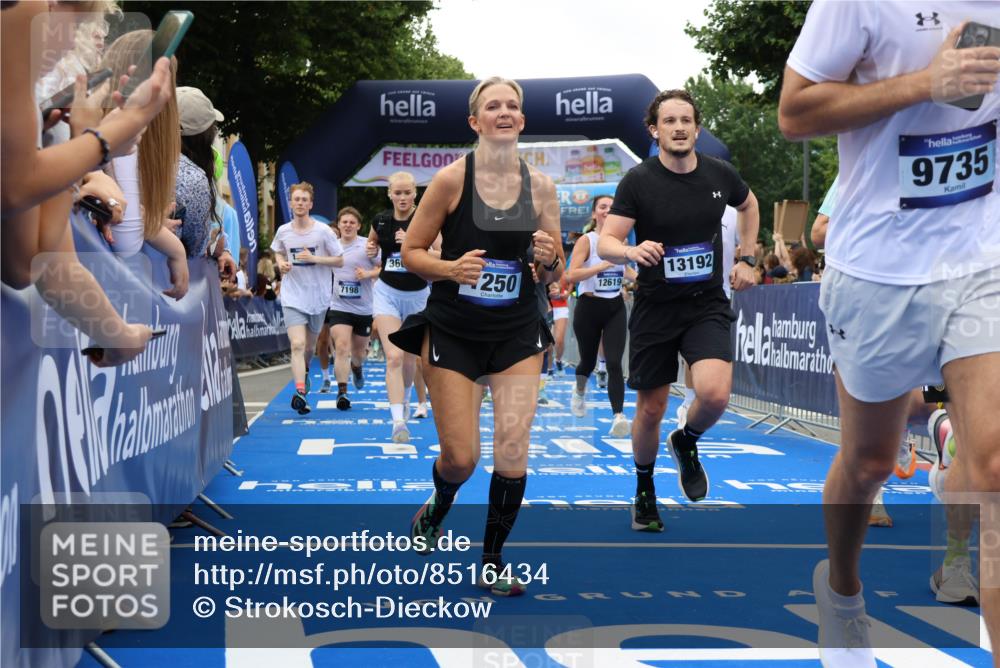 29.06.2025 - hella hamburg halbmarathon Strokosch-Dieckow http://msf.ph/oto/8516434 29.06.2025 11:19:41 Ziel 1166, 1250, 2225, 2383, 2775, 3389, 3450, 3453, 3606, 4554, 4722, 5878, 5995, 6796, 6797, 7198, 8067, 9222, 9326, 9428, 9664, 9735, 10037, 10502, 10677, 10787, 10857, 11100, 11256, 12619, 12621, 13192, 13594, 13963, 14157, 14247, 14420, 15020, 15381, 15388, 17058, 17123, 17166, 17208 meine-sportfotos.de
