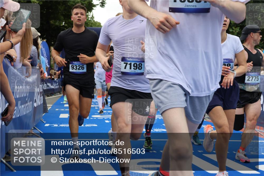 29.06.2025 - hella hamburg halbmarathon Strokosch-Dieckow http://msf.ph/oto/8516503 29.06.2025 11:19:45 Ziel 1166, 1250, 2225, 2383, 2775, 3389, 3453, 3606, 4554, 4556, 4722, 4852, 5878, 6796, 6797, 7198, 8067, 9222, 9326, 9428, 9664, 9735, 10502, 10677, 10756, 10857, 11100, 11256, 12619, 12621, 12988, 13192, 13963, 14157, 14420, 15020, 15381, 17058, 17076, 17123, 17166, 17208, 17903 meine-sportfotos.de