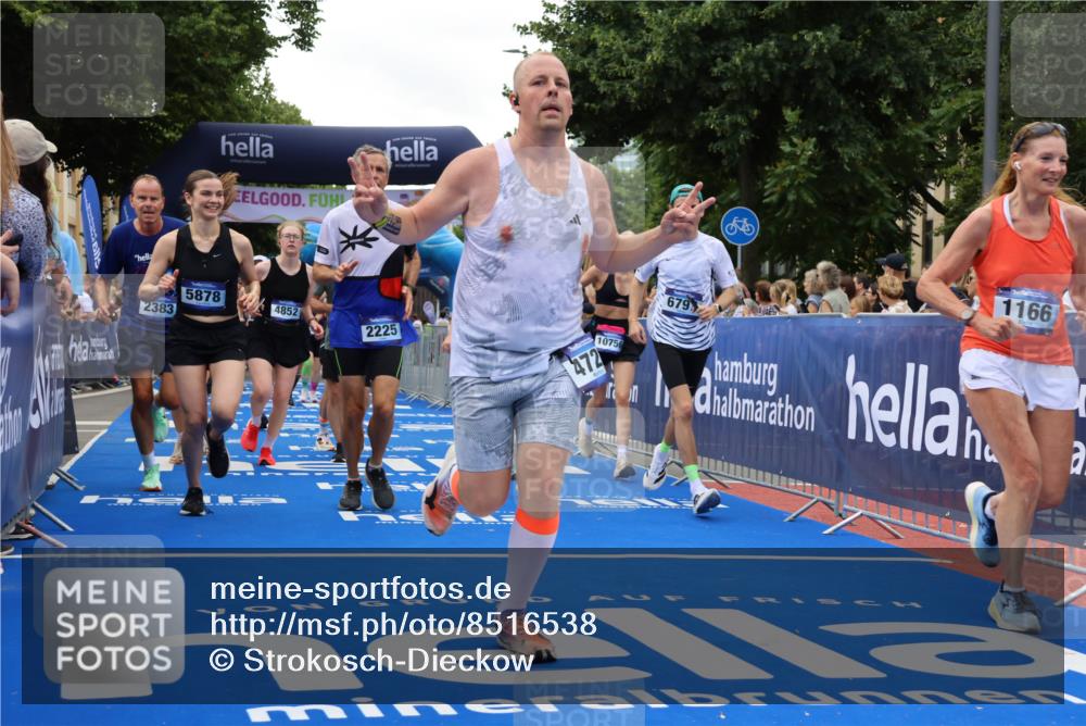 29.06.2025 - hella hamburg halbmarathon Strokosch-Dieckow http://msf.ph/oto/8516538 29.06.2025 11:19:47 Ziel 1166, 1250, 2225, 2383, 2775, 3389, 3453, 3606, 4554, 4556, 4722, 4852, 5878, 5990, 5991, 6796, 6797, 7198, 8067, 9222, 9326, 9428, 9664, 9735, 10677, 10756, 10857, 11100, 12169, 12619, 12621, 12988, 13192, 14831, 15020, 15381, 17058, 17076, 17123, 17166, 17208, 17903 meine-sportfotos.de