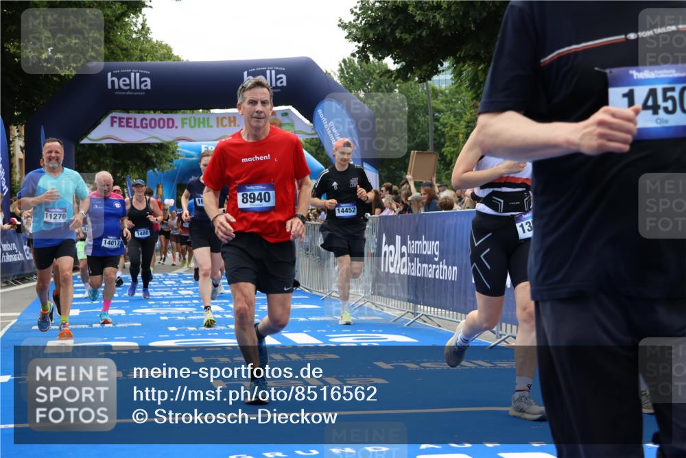 29.06.2025 - hella hamburg halbmarathon Strokosch-Dieckow http://msf.ph/oto/8516562 29.06.2025 11:21:57 Ziel 1450, 1480, 2635, 3108, 3482, 3946, 4718, 5373, 5641, 8462, 8940, 9196, 10350, 11270, 13204, 13508, 14017, 14442, 14452, 16164, 16864, 17994, 18114, 18423, 18784 meine-sportfotos.de