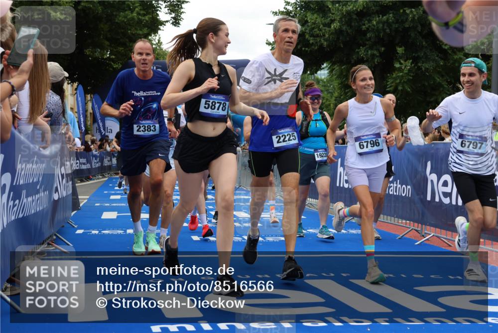 29.06.2025 - hella hamburg halbmarathon Strokosch-Dieckow http://msf.ph/oto/8516566 29.06.2025 11:19:48 Ziel 1166, 1250, 2225, 2383, 2775, 3389, 3453, 3606, 4556, 4722, 4852, 5878, 5990, 5991, 6542, 6796, 6797, 7198, 8067, 9222, 9326, 9428, 9501, 9664, 9735, 10677, 10756, 10857, 11100, 12169, 12619, 12621, 12988, 13634, 14831, 15020, 15381, 17076, 17123, 17166, 17208, 17903 meine-sportfotos.de