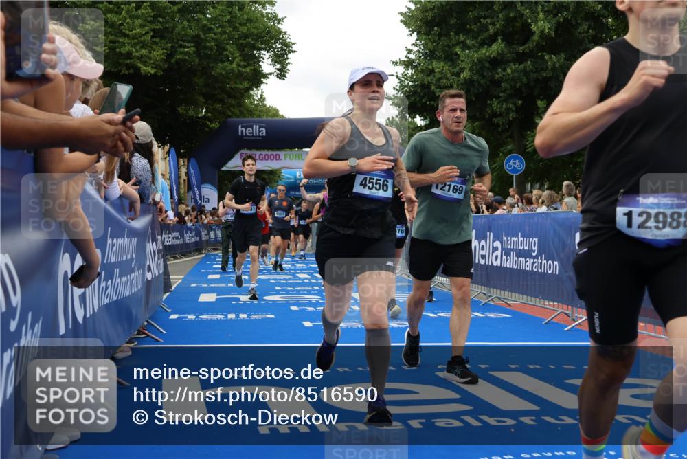 29.06.2025 - hella hamburg halbmarathon Strokosch-Dieckow http://msf.ph/oto/8516590 29.06.2025 11:19:50 Ziel 1166, 2225, 2383, 2775, 3453, 3606, 4556, 4722, 4852, 5878, 5990, 5991, 6542, 6796, 6797, 7198, 8067, 9136, 9222, 9326, 9428, 9501, 9664, 10677, 10756, 10857, 11100, 12169, 12988, 13634, 14627, 14831, 15020, 17076, 17095, 17123, 17166, 17903, 19130 meine-sportfotos.de