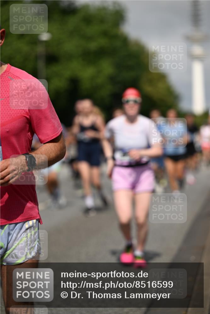 29.06.2025 - hella hamburg halbmarathon Dr. Thomas Lammeyer http://msf.ph/oto/8516599 29.06.2025 10:03:28 Kennedybrücke 1319, 1366, 1506, 1595, 1914, 1955, 2282, 2364, 2391, 2432, 2630, 3279, 3668, 3836, 4120, 4426, 4467, 4837, 5277, 5299, 5457, 5458, 5465, 5866, 6416, 7033, 7037, 7395, 7547, 7833, 8330, 8509, 8542, 8652, 8929, 9142, 9488, 9903, 9907, 9922, 9984, 10020, 10518, 10519, 11039, 11041 meine-sportfotos.de