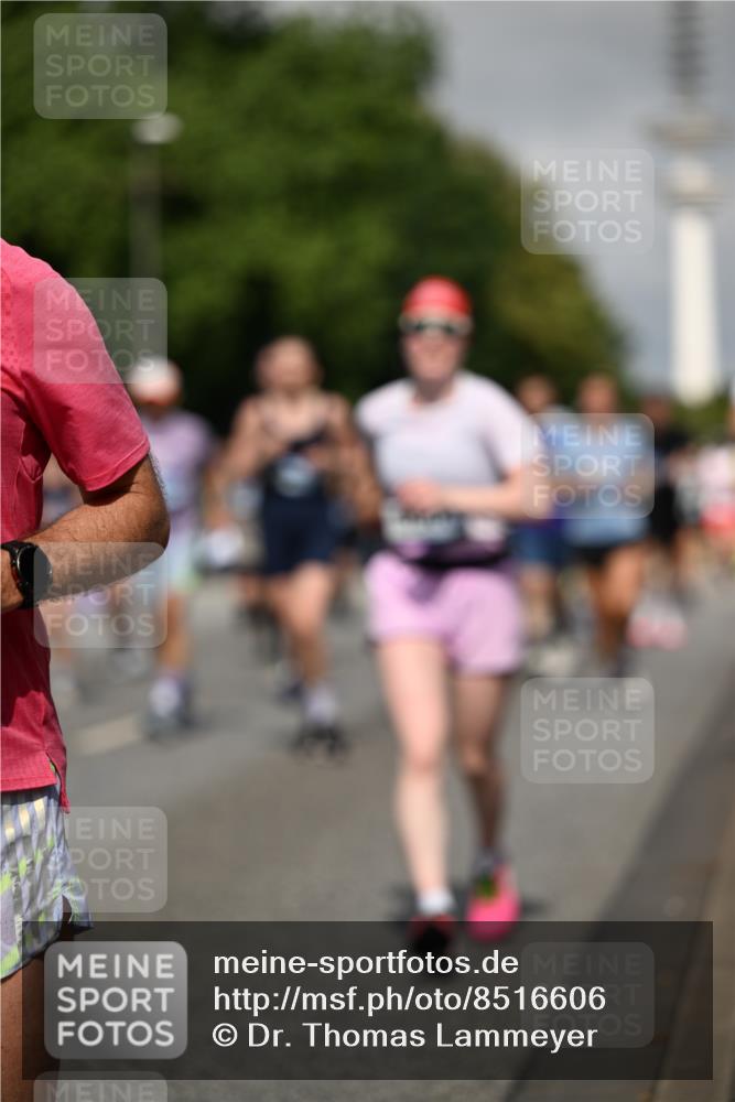 29.06.2025 - hella hamburg halbmarathon Dr. Thomas Lammeyer http://msf.ph/oto/8516606 29.06.2025 10:03:28 Kennedybrücke 1319, 1366, 1506, 1595, 1914, 1955, 2282, 2364, 2391, 2432, 2630, 3279, 3668, 3836, 4120, 4426, 4467, 4837, 5277, 5299, 5457, 5458, 5465, 5866, 6416, 7033, 7037, 7395, 7547, 7833, 8330, 8509, 8542, 8652, 8929, 9142, 9488, 9903, 9907, 9922, 9984, 10020, 10518, 10519, 11039, 11041 meine-sportfotos.de