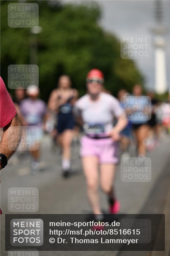 29.06.2025 - hella hamburg halbmarathon Dr. Thomas Lammeyer http://msf.ph/oto/8516615 29.06.2025 10:03:29 Kennedybrücke 1319, 1595, 1914, 1955, 2282, 2364, 2391, 2432, 2630, 2910, 3279, 3668, 3836, 4120, 4426, 4467, 4837, 5277, 5299, 5457, 5458, 5465, 6416, 7033, 7037, 7395, 7547, 7833, 8330, 8509, 8542, 8652, 8929, 9142, 9488, 9903, 9907, 9922, 9984, 10020, 10518, 10519, 11039, 11041 meine-sportfotos.de