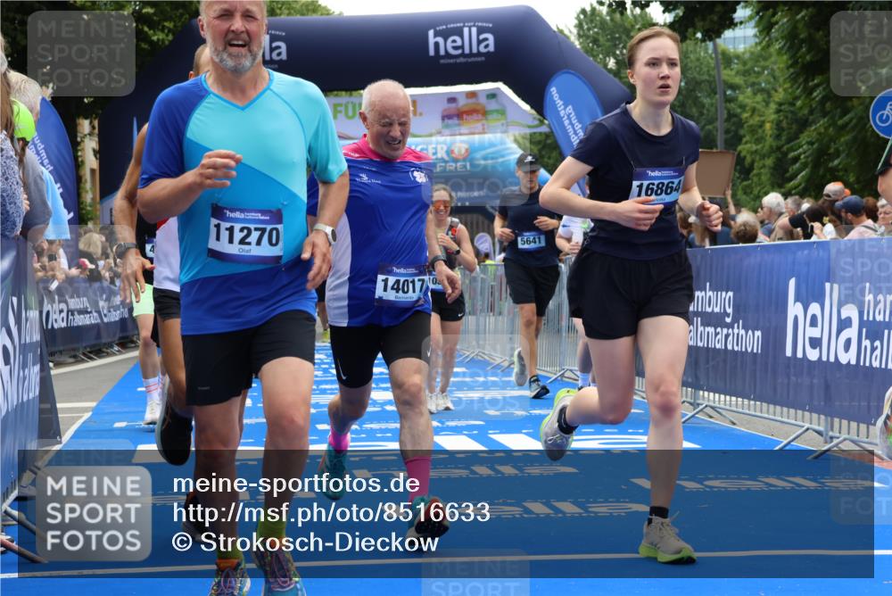 29.06.2025 - hella hamburg halbmarathon Strokosch-Dieckow http://msf.ph/oto/8516633 29.06.2025 11:21:58 Ziel 1450, 1480, 2635, 3108, 3482, 3946, 4718, 5373, 5641, 8462, 8940, 9196, 10350, 11270, 13204, 13508, 14017, 14442, 14452, 16164, 16864, 17994, 18784 meine-sportfotos.de