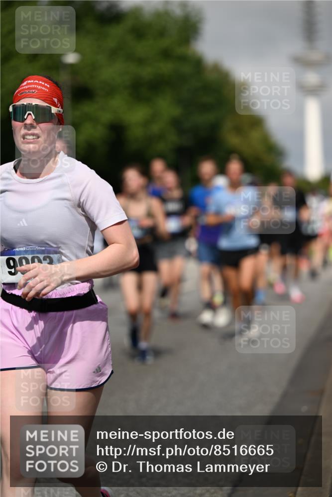 29.06.2025 - hella hamburg halbmarathon Dr. Thomas Lammeyer http://msf.ph/oto/8516665 29.06.2025 10:03:30 Kennedybrücke 1319, 1595, 1834, 1914, 1955, 2282, 2364, 2391, 2432, 2630, 2910, 3279, 3668, 3836, 4120, 4426, 4837, 5015, 5277, 5299, 5457, 5458, 5465, 6416, 6587, 7033, 7037, 7395, 7547, 7833, 8330, 8509, 8542, 8652, 8929, 9142, 9488, 9903, 9907, 9922, 9984, 10020, 10518, 10519, 11039, 11041 meine-sportfotos.de