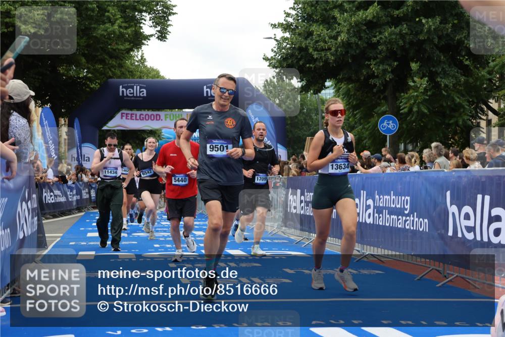 29.06.2025 - hella hamburg halbmarathon Strokosch-Dieckow http://msf.ph/oto/8516666 29.06.2025 11:19:53 Ziel 1166, 2225, 2383, 3453, 4556, 4722, 4852, 5440, 5878, 5990, 5991, 6542, 6796, 6797, 8067, 9136, 9222, 9501, 9717, 10677, 10756, 12169, 12615, 12618, 12988, 13634, 14627, 14831, 15267, 15387, 17076, 17095, 17903, 19130 meine-sportfotos.de
