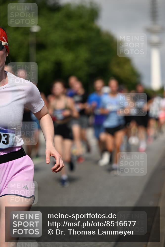 29.06.2025 - hella hamburg halbmarathon Dr. Thomas Lammeyer http://msf.ph/oto/8516677 29.06.2025 10:03:30 Kennedybrücke 1319, 1595, 1834, 1914, 1955, 2282, 2364, 2391, 2432, 2630, 2910, 3279, 3668, 3836, 4120, 4426, 4837, 5015, 5277, 5299, 5457, 5458, 5465, 6416, 6587, 7033, 7037, 7395, 7547, 7833, 8330, 8509, 8542, 8652, 8929, 9142, 9488, 9903, 9907, 9922, 9984, 10020, 10518, 10519, 11039, 11041 meine-sportfotos.de