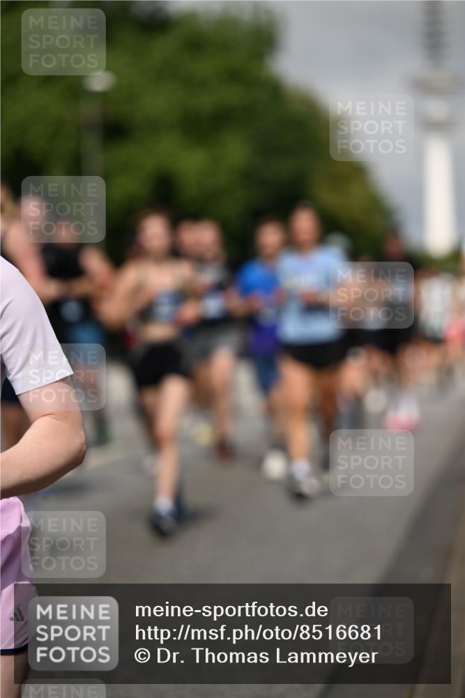 29.06.2025 - hella hamburg halbmarathon Dr. Thomas Lammeyer http://msf.ph/oto/8516681 29.06.2025 10:03:30 Kennedybrücke 1319, 1595, 1834, 1914, 1955, 2282, 2364, 2391, 2432, 2630, 2910, 3279, 3668, 3836, 4120, 4426, 4837, 5015, 5277, 5299, 5457, 5458, 5465, 6416, 6587, 7033, 7037, 7395, 7547, 7833, 8330, 8509, 8542, 8652, 8929, 9142, 9488, 9903, 9907, 9922, 9984, 10020, 10518, 10519, 11039, 11041 meine-sportfotos.de