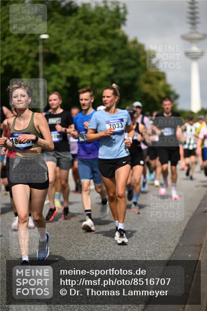 29.06.2025 - hella hamburg halbmarathon Dr. Thomas Lammeyer http://msf.ph/oto/8516707 29.06.2025 10:03:31 Kennedybrücke 1319, 1595, 1642, 1834, 1914, 1955, 2282, 2364, 2391, 2432, 2630, 2910, 3279, 3668, 3836, 4120, 4426, 4837, 5015, 5134, 5277, 5299, 5420, 5457, 5458, 5465, 6416, 6587, 7033, 7037, 7547, 7833, 8285, 8330, 8509, 8542, 8652, 8929, 9142, 9488, 9903, 9907, 9922, 9984, 10020, 10518, 10519, 11039 meine-sportfotos.de