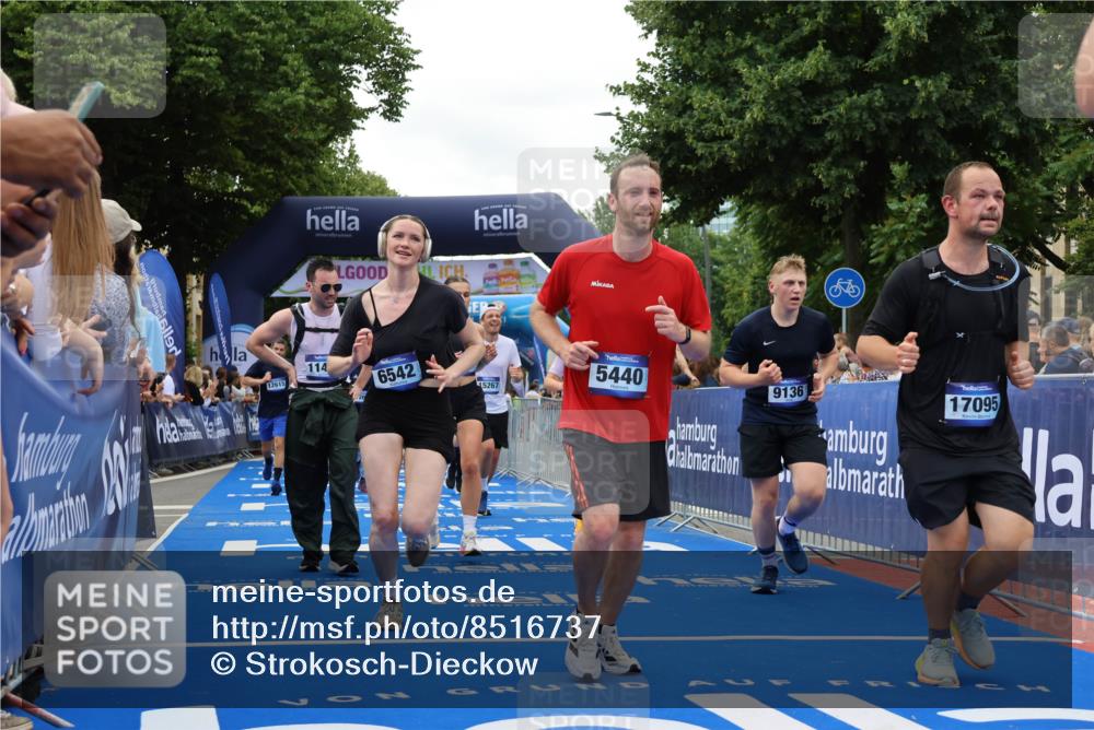 29.06.2025 - hella hamburg halbmarathon Strokosch-Dieckow http://msf.ph/oto/8516737 29.06.2025 11:19:55 Ziel 1166, 1973, 2225, 4556, 4852, 5440, 5990, 5991, 6542, 9136, 9501, 9717, 10756, 12169, 12615, 12618, 12988, 13634, 13851, 14627, 14831, 15267, 15387, 17076, 17095, 17739, 17903, 18076, 19130 meine-sportfotos.de