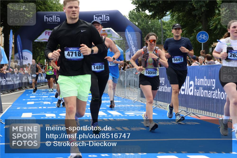 29.06.2025 - hella hamburg halbmarathon Strokosch-Dieckow http://msf.ph/oto/8516747 29.06.2025 11:22:01 Ziel 1450, 1480, 2635, 3108, 3179, 4710, 4718, 5373, 5641, 8095, 8462, 8940, 9196, 10350, 11270, 13204, 13508, 14017, 14452, 15423, 16164, 16864, 18784 meine-sportfotos.de