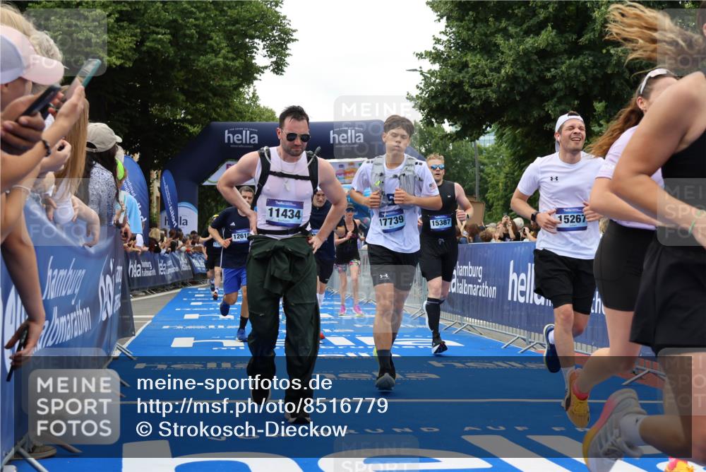 29.06.2025 - hella hamburg halbmarathon Strokosch-Dieckow http://msf.ph/oto/8516779 29.06.2025 11:19:57 Ziel 1973, 3030, 4383, 5440, 5990, 5991, 6533, 6542, 9136, 9501, 9717, 12169, 12615, 12618, 13634, 13851, 14627, 14831, 15267, 15387, 17076, 17095, 17739, 17799, 17903, 18076, 19130 meine-sportfotos.de