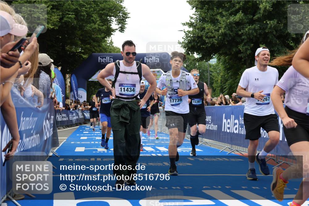 29.06.2025 - hella hamburg halbmarathon Strokosch-Dieckow http://msf.ph/oto/8516796 29.06.2025 11:19:58 Ziel 1973, 3030, 4383, 5440, 5990, 5991, 6533, 6542, 9136, 9501, 9717, 11434, 12169, 12615, 12618, 13634, 13678, 13851, 14627, 14831, 15267, 15387, 16569, 17076, 17095, 17739, 17799, 17903, 18076, 19130 meine-sportfotos.de