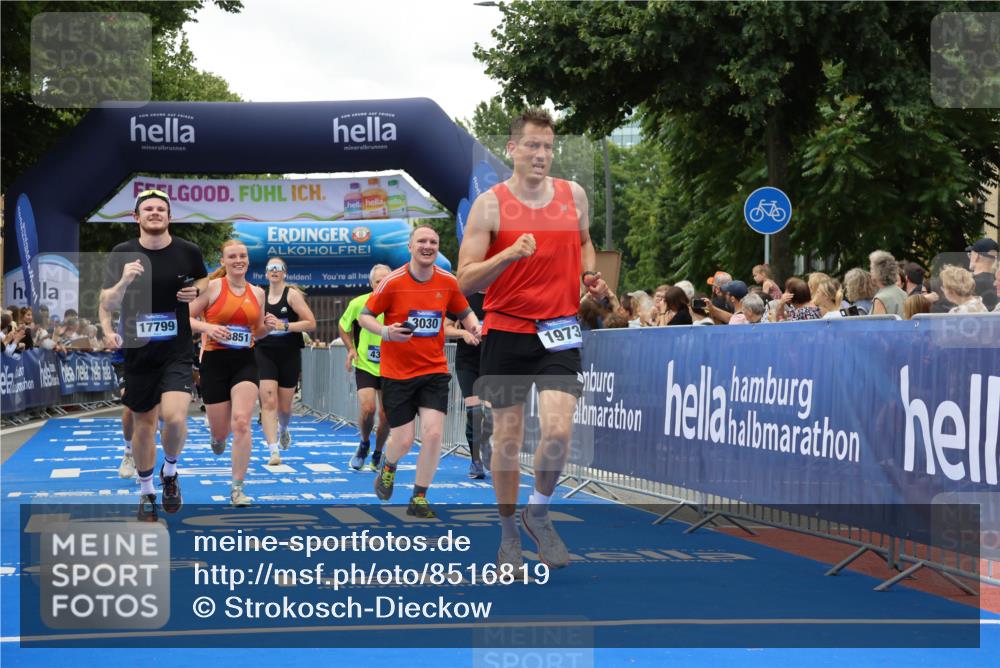 29.06.2025 - hella hamburg halbmarathon Strokosch-Dieckow http://msf.ph/oto/8516819 29.06.2025 11:20:01 Ziel 1973, 3030, 4383, 5440, 5556, 5990, 5991, 6533, 6542, 9136, 9501, 9717, 11434, 12169, 12615, 12618, 13634, 13678, 13851, 14627, 14760, 15267, 15387, 16569, 17095, 17739, 17799, 18076, 19130 meine-sportfotos.de