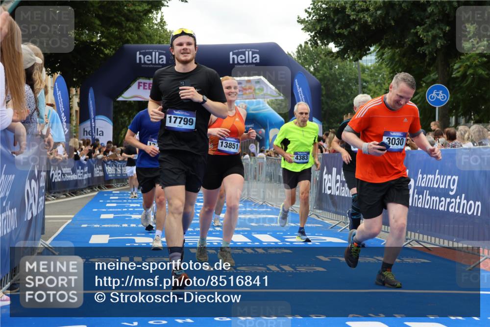 29.06.2025 - hella hamburg halbmarathon Strokosch-Dieckow http://msf.ph/oto/8516841 29.06.2025 11:20:02 Ziel 1973, 3030, 4383, 5440, 5556, 6533, 6542, 9136, 9501, 9717, 11434, 12615, 12618, 13634, 13678, 13851, 14627, 14760, 15267, 15387, 15470, 16569, 17095, 17739, 17799, 18076, 19130 meine-sportfotos.de