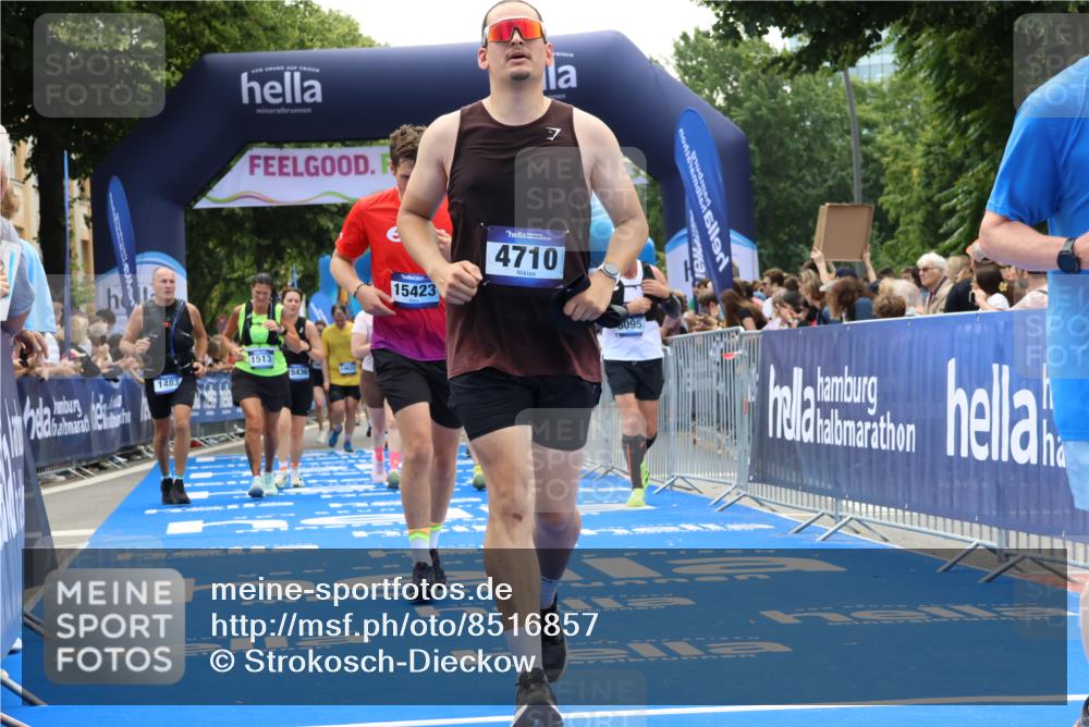 29.06.2025 - hella hamburg halbmarathon Strokosch-Dieckow http://msf.ph/oto/8516857 29.06.2025 11:22:03 Ziel 1450, 1480, 1483, 1513, 2635, 3108, 3179, 4710, 4718, 5373, 5641, 8095, 8462, 8940, 9369, 10350, 11270, 13204, 13508, 14017, 14452, 15423, 15436, 16164, 16864, 18256, 18784 meine-sportfotos.de
