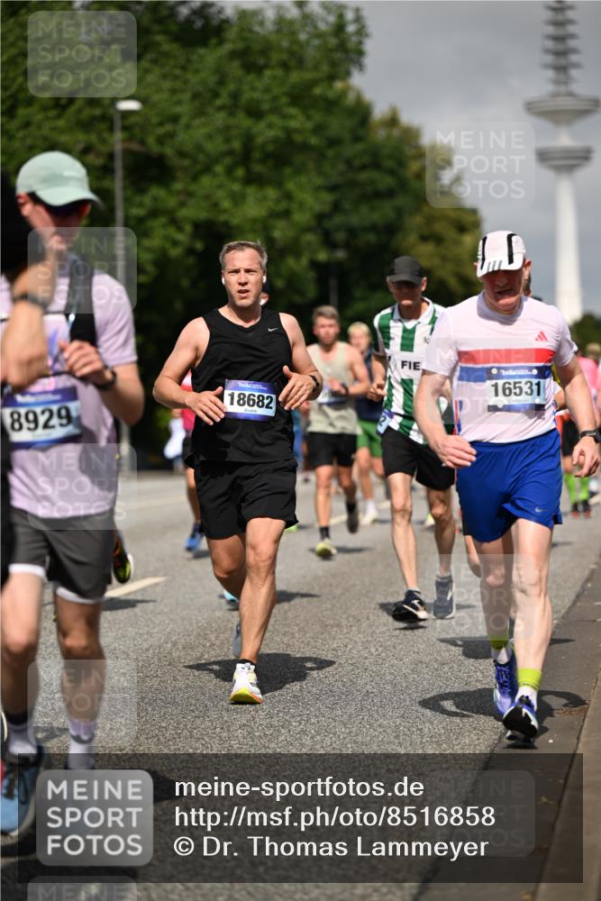 29.06.2025 - hella hamburg halbmarathon Dr. Thomas Lammeyer http://msf.ph/oto/8516858 29.06.2025 10:03:36 Kennedybrücke 1125, 1319, 1595, 1642, 1834, 1914, 1955, 2282, 2364, 2391, 2432, 2676, 2910, 3279, 3668, 3836, 4120, 4426, 4837, 5015, 5134, 5277, 5299, 5420, 5457, 5458, 5465, 6414, 6415, 6587, 7033, 7037, 7547, 7833, 8223, 8285, 8330, 8509, 8542, 8652, 8929, 9142, 9488, 9903, 9907, 9984, 10020, 10093, 10518, 10519, 11039 meine-sportfotos.de
