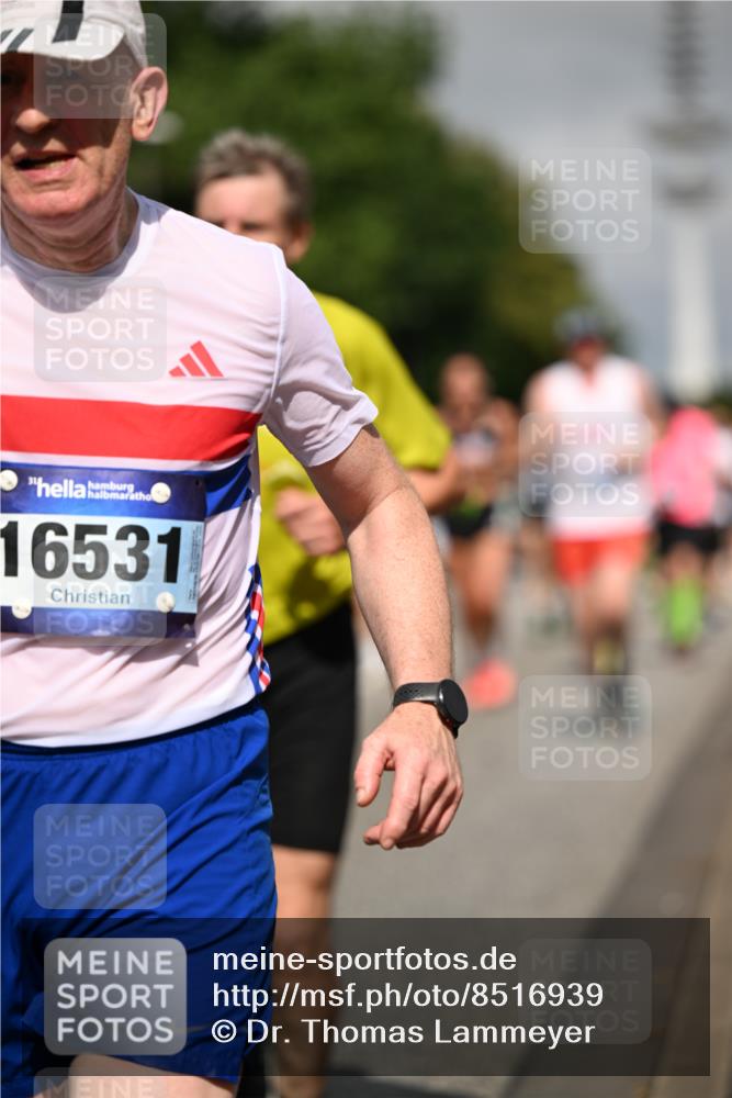 29.06.2025 - hella hamburg halbmarathon Dr. Thomas Lammeyer http://msf.ph/oto/8516939 29.06.2025 10:03:38 Kennedybrücke 1125, 1319, 1595, 1642, 1834, 1914, 1955, 2282, 2364, 2391, 2432, 2676, 2910, 3279, 3668, 3836, 4120, 4426, 4837, 5015, 5134, 5277, 5299, 5420, 6414, 6415, 6587, 7033, 7037, 7547, 8223, 8285, 8330, 8542, 8652, 8929, 9488, 9903, 9907, 9984, 10020, 10093, 10518, 10519, 11039 meine-sportfotos.de