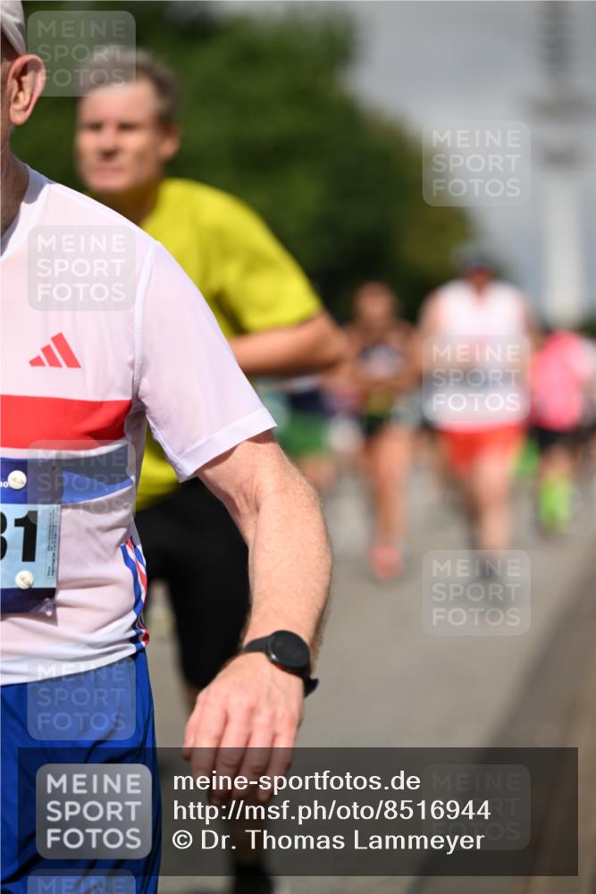 29.06.2025 - hella hamburg halbmarathon Dr. Thomas Lammeyer http://msf.ph/oto/8516944 29.06.2025 10:03:38 Kennedybrücke 1125, 1319, 1595, 1642, 1834, 1914, 1955, 2282, 2364, 2391, 2432, 2676, 2910, 3279, 3668, 3836, 4120, 4426, 4837, 5015, 5134, 5277, 5299, 5420, 6414, 6415, 6587, 7033, 7037, 7547, 8223, 8285, 8330, 8542, 8652, 8929, 9488, 9903, 9907, 9984, 10020, 10093, 10518, 10519, 11039 meine-sportfotos.de