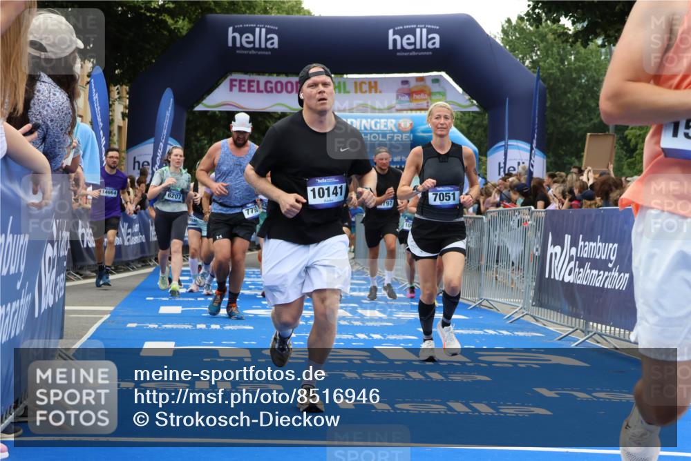 29.06.2025 - hella hamburg halbmarathon Strokosch-Dieckow http://msf.ph/oto/8516946 29.06.2025 11:20:08 Ziel 1973, 2315, 3030, 4383, 4797, 5556, 6207, 6533, 7051, 7075, 7792, 10141, 10540, 10647, 10663, 11434, 13342, 13678, 13851, 14550, 14664, 14760, 15470, 16569, 16925, 17427, 17739, 17799, 18076, 19172 meine-sportfotos.de