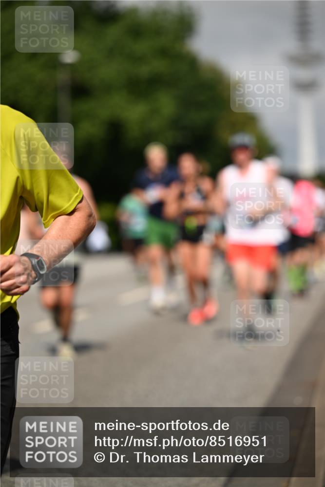 29.06.2025 - hella hamburg halbmarathon Dr. Thomas Lammeyer http://msf.ph/oto/8516951 29.06.2025 10:03:38 Kennedybrücke 1125, 1319, 1595, 1642, 1834, 1914, 1955, 2282, 2364, 2391, 2432, 2676, 2910, 3279, 3668, 3836, 4120, 4426, 4837, 5015, 5134, 5277, 5299, 5420, 6414, 6415, 6587, 7033, 7037, 7547, 8223, 8285, 8330, 8542, 8652, 8929, 9488, 9903, 9907, 9984, 10020, 10093, 10518, 10519, 11039 meine-sportfotos.de