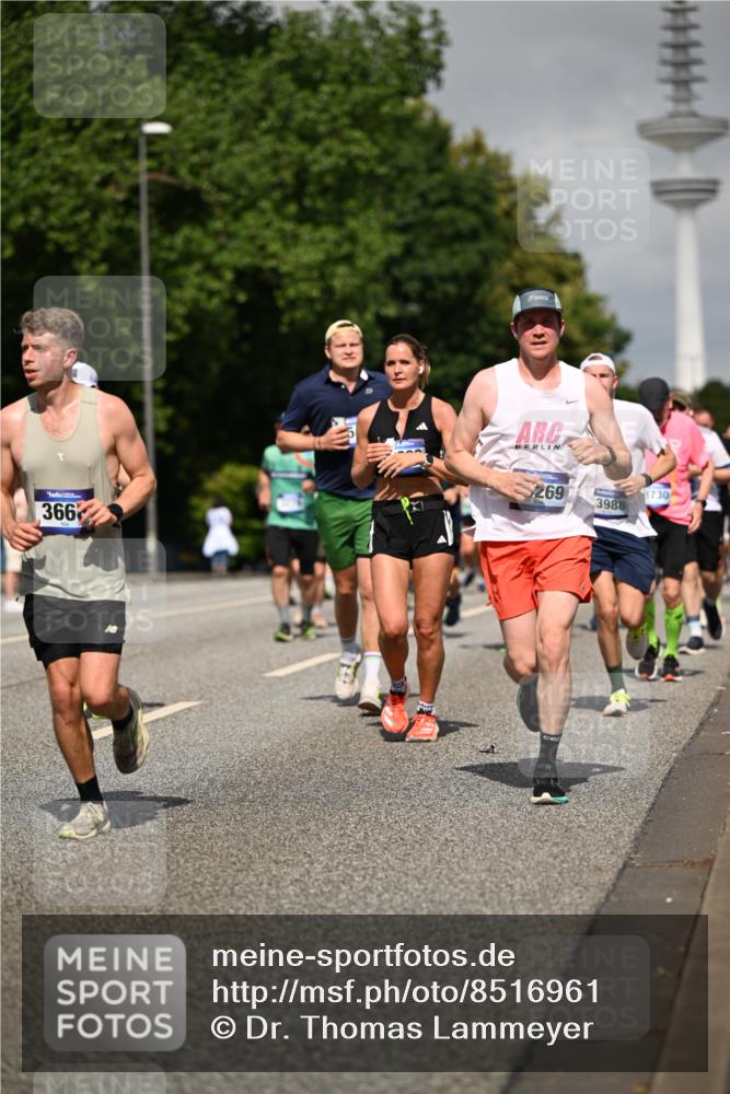 29.06.2025 - hella hamburg halbmarathon Dr. Thomas Lammeyer http://msf.ph/oto/8516961 29.06.2025 10:03:39 Kennedybrücke 1125, 1319, 1595, 1642, 1834, 1914, 1955, 2282, 2364, 2391, 2432, 2676, 2910, 3279, 3668, 3836, 4120, 4231, 4426, 4837, 5015, 5134, 5277, 5299, 5420, 6414, 6415, 6587, 7033, 7037, 7547, 8223, 8285, 8330, 8542, 8652, 8929, 9488, 9903, 9907, 9984, 10020, 10093, 10518, 10519, 11039 meine-sportfotos.de