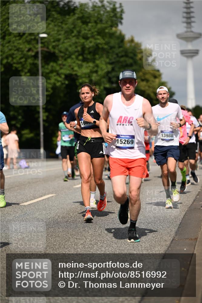 29.06.2025 - hella hamburg halbmarathon Dr. Thomas Lammeyer http://msf.ph/oto/8516992 29.06.2025 10:03:40 Kennedybrücke 1125, 1319, 1595, 1642, 1834, 1914, 1955, 2282, 2364, 2391, 2432, 2676, 2910, 3279, 3668, 3836, 4120, 4231, 4426, 4837, 5015, 5134, 5277, 5299, 5420, 6414, 6415, 6581, 6587, 7033, 7037, 7547, 7786, 8223, 8285, 8330, 8542, 8573, 8652, 8929, 9488, 9903, 9907, 9984, 10020, 10093, 10518, 10519, 11039 meine-sportfotos.de