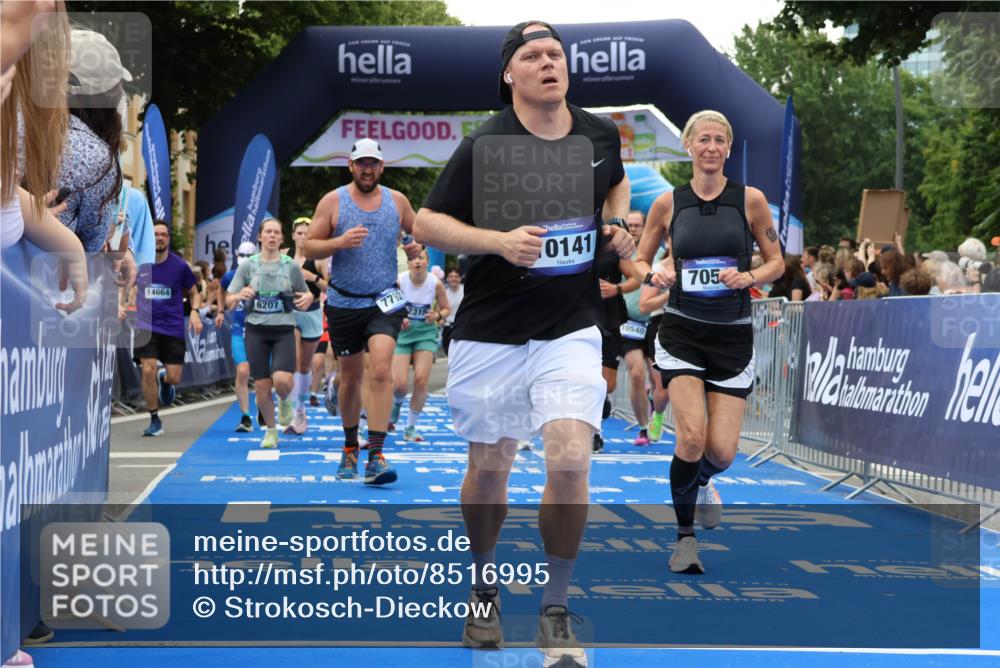29.06.2025 - hella hamburg halbmarathon Strokosch-Dieckow http://msf.ph/oto/8516995 29.06.2025 11:20:09 Ziel 1973, 2315, 3030, 4383, 4797, 5556, 6207, 6533, 7051, 7075, 7792, 10141, 10540, 10647, 10663, 11434, 13342, 13678, 13851, 14550, 14664, 14760, 15470, 16569, 16925, 17427, 17799, 18076, 19148, 19172 meine-sportfotos.de