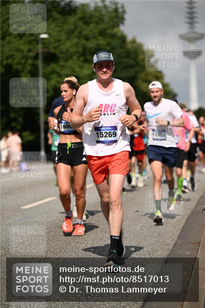 29.06.2025 - hella hamburg halbmarathon Dr. Thomas Lammeyer http://msf.ph/oto/8517013 29.06.2025 10:03:40 Kennedybrücke 1125, 1319, 1595, 1642, 1834, 1914, 1955, 2282, 2364, 2391, 2432, 2676, 2910, 3279, 3668, 3836, 4120, 4231, 4426, 4837, 5015, 5134, 5277, 5299, 5420, 6414, 6415, 6581, 6587, 7033, 7037, 7547, 7786, 8223, 8285, 8330, 8542, 8573, 8652, 8929, 9488, 9903, 9907, 9984, 10020, 10093, 10518, 10519, 11039 meine-sportfotos.de