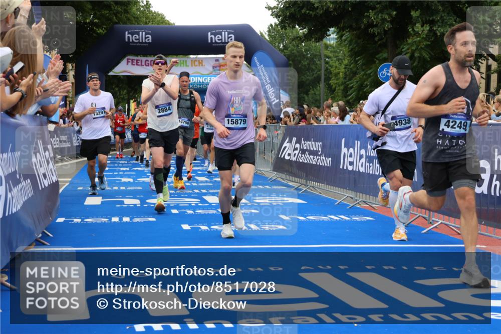 29.06.2025 - hella hamburg halbmarathon Strokosch-Dieckow http://msf.ph/oto/8517028 29.06.2025 10:55:01 Ziel 1327, 2448, 2884, 3041, 3652, 3791, 3945, 4249, 4616, 4938, 5020, 6355, 6433, 6994, 8514, 8691, 8698, 9060, 9380, 10191, 10192, 10266, 11333, 11976, 12961, 13297, 13988, 14638, 14750, 14845, 14948, 15126, 15156, 15879, 16047, 16630, 17803, 17842, 18181, 18325 meine-sportfotos.de