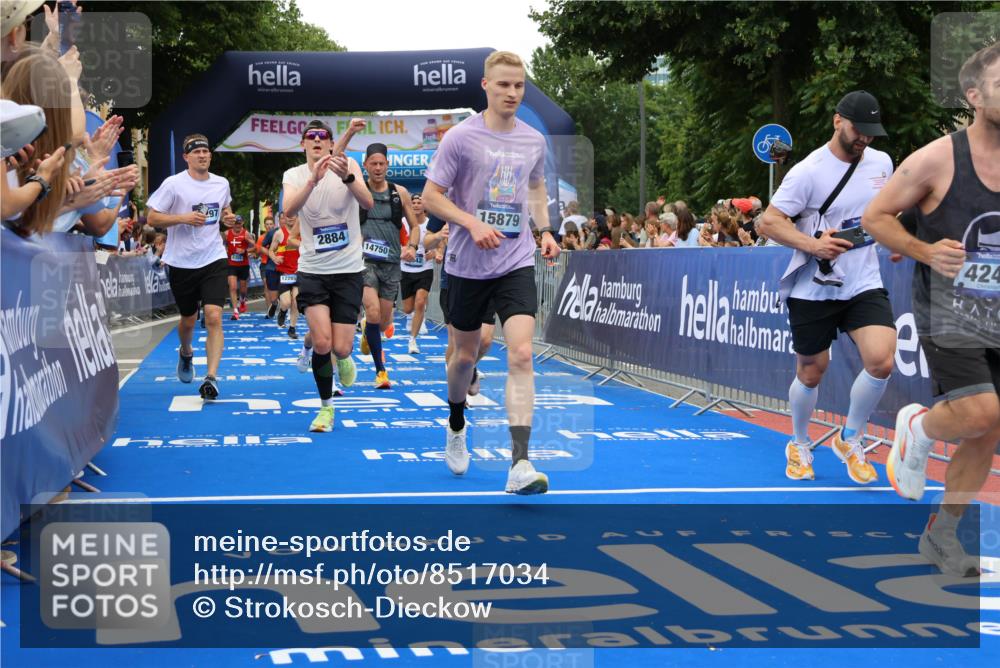 29.06.2025 - hella hamburg halbmarathon Strokosch-Dieckow http://msf.ph/oto/8517034 29.06.2025 10:55:02 Ziel 2448, 2884, 3041, 3652, 3791, 3945, 4249, 4616, 4938, 5020, 6355, 6433, 8514, 8691, 8698, 9060, 9361, 9380, 10191, 10192, 10266, 11333, 11747, 11976, 12248, 12961, 13297, 13988, 14638, 14750, 14845, 14948, 15126, 15156, 15879, 16047, 16108, 16630, 17803, 17842, 18181, 18325 meine-sportfotos.de