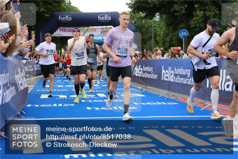 29.06.2025 - hella hamburg halbmarathon Strokosch-Dieckow http://msf.ph/oto/8517038 29.06.2025 10:55:02 Ziel 2448, 2884, 3041, 3652, 3791, 3945, 4249, 4616, 4938, 5020, 6355, 6433, 8514, 8691, 8698, 9060, 9361, 9380, 10191, 10192, 10266, 11333, 11747, 11976, 12248, 12961, 13297, 13988, 14638, 14750, 14845, 14948, 15126, 15156, 15879, 16047, 16108, 16630, 17803, 17842, 18181, 18325 meine-sportfotos.de