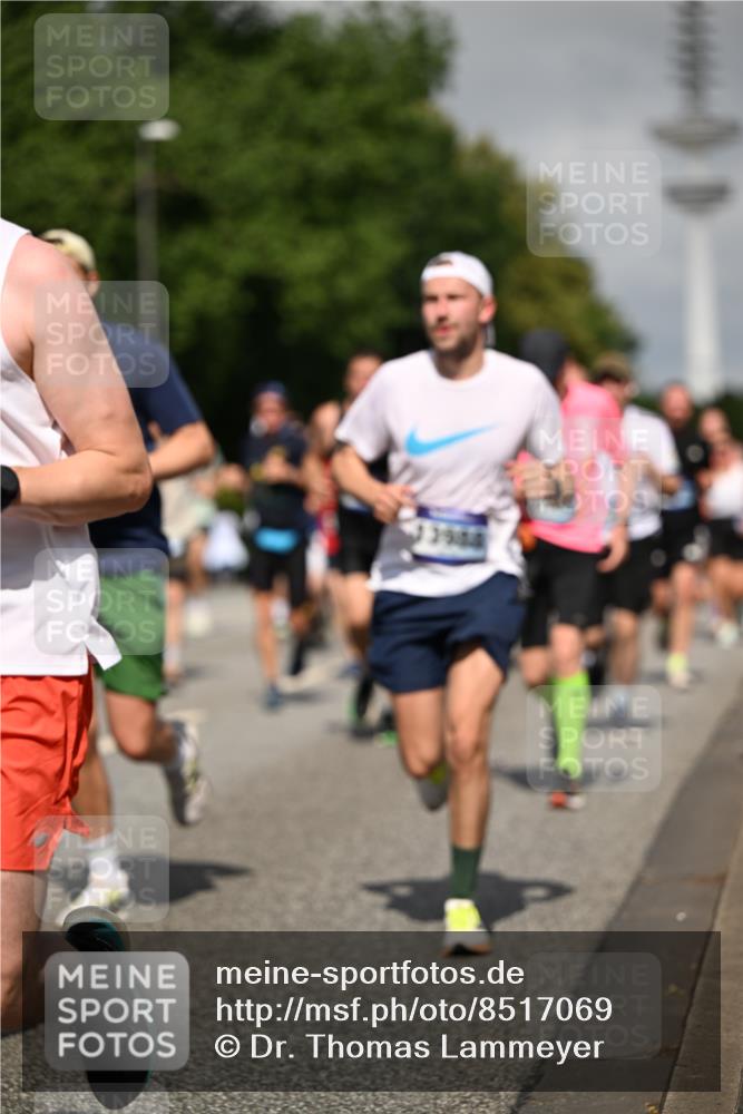 29.06.2025 - hella hamburg halbmarathon Dr. Thomas Lammeyer http://msf.ph/oto/8517069 29.06.2025 10:03:41 Kennedybrücke 1125, 1319, 1595, 1642, 1834, 1914, 1955, 2282, 2364, 2391, 2432, 2676, 2910, 3279, 3668, 3836, 4231, 4426, 4837, 5015, 5134, 5277, 5299, 5420, 6414, 6415, 6581, 6587, 7033, 7037, 7547, 7786, 8223, 8285, 8330, 8394, 8542, 8573, 8929, 9488, 9903, 9907, 9984, 10020, 10031, 10093, 10518, 10519, 11039 meine-sportfotos.de