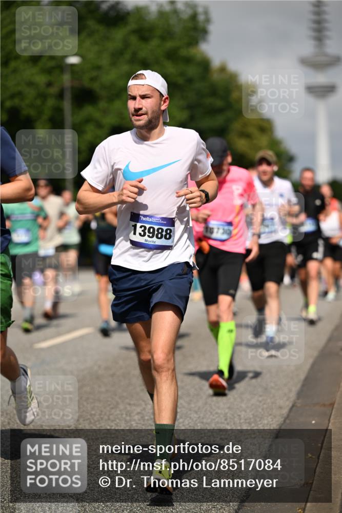 29.06.2025 - hella hamburg halbmarathon Dr. Thomas Lammeyer http://msf.ph/oto/8517084 29.06.2025 10:03:42 Kennedybrücke 1125, 1319, 1595, 1642, 1834, 1914, 1955, 2099, 2282, 2364, 2391, 2432, 2676, 2910, 3279, 3668, 3836, 4231, 4426, 4837, 5015, 5134, 5277, 5299, 5420, 6414, 6415, 6581, 6587, 7033, 7037, 7547, 7786, 8223, 8285, 8330, 8394, 8402, 8573, 8929, 9488, 9907, 9984, 10020, 10031, 10093, 10518, 11039 meine-sportfotos.de